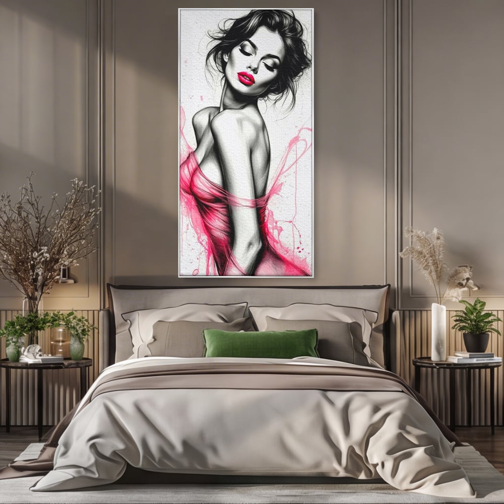 Tablou canvas cu portret schitat de femeie cu buze roz, in rama de aluminiu argintiu, pe perete intr-un dormitor